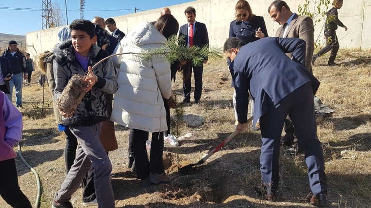 Kaman\'da Öğrenciler, 300 Fidanı Toprakla Buluşturdu