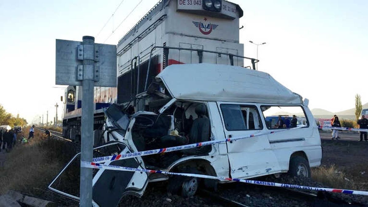 Kayseri\'de Tren Minibüse Çarptı: 2 Ölü