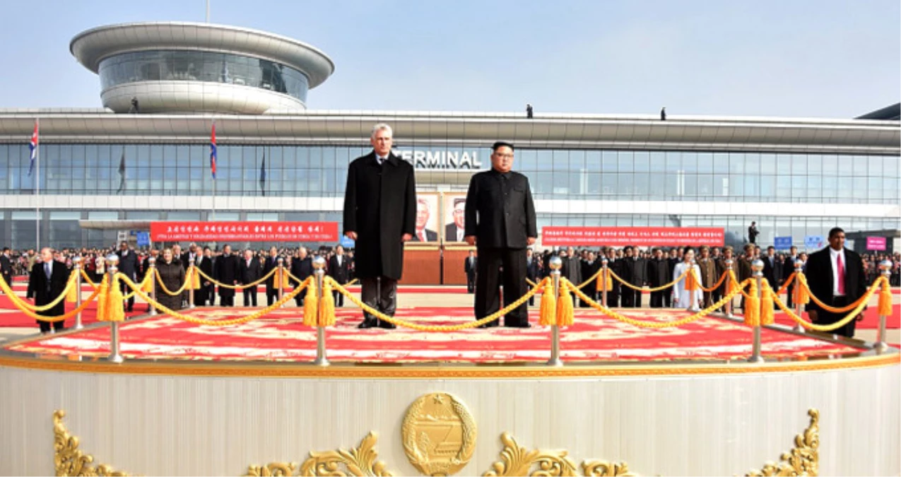 Kuzey Kore Lideri Kim\'in İlk Kez Portresi Asıldı