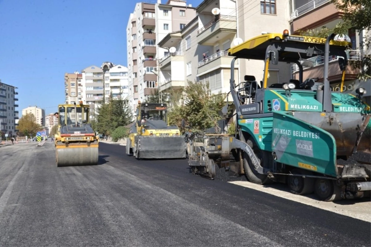 Melikgazi\'de Asfalt Çalışmaları Devam Ediyor