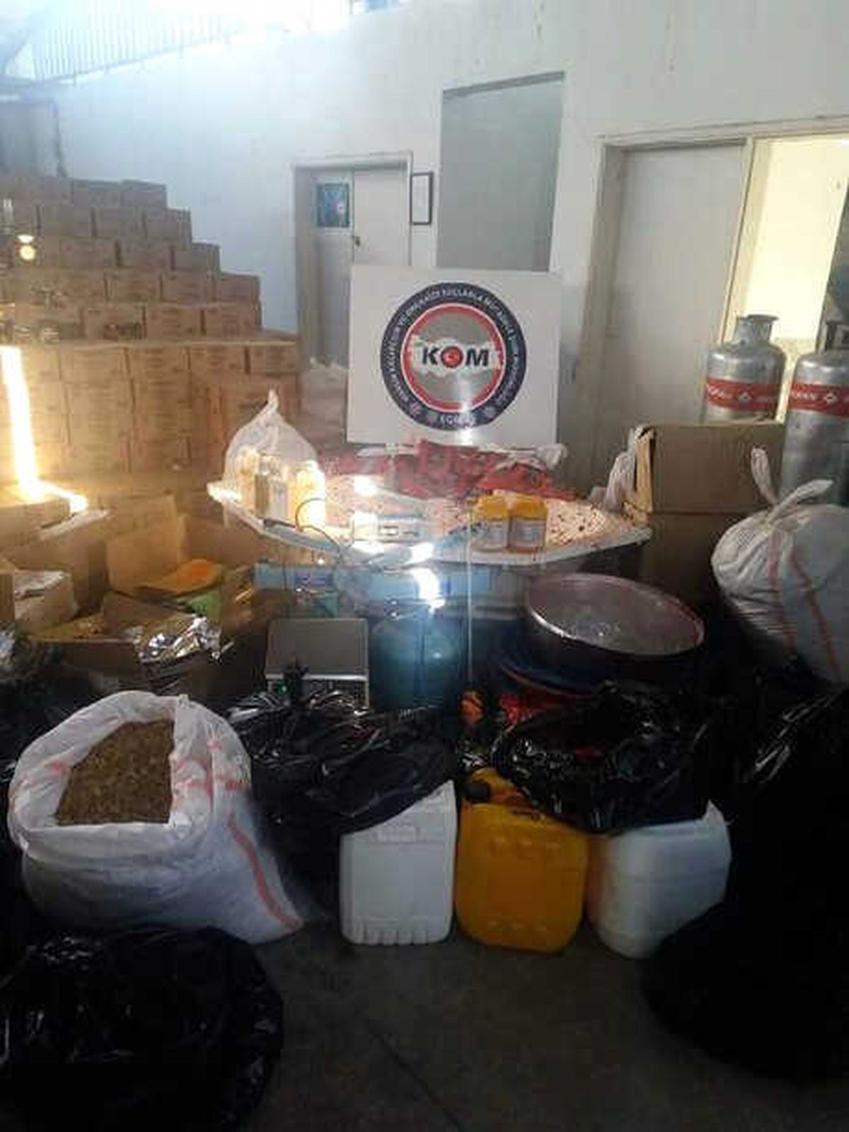 Mersin\'de, Kaçak Nargile Tütün İmalathanesine Baskın