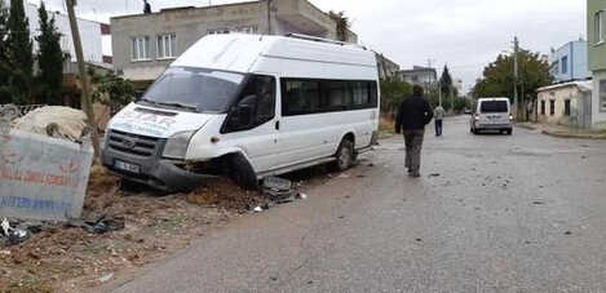 Minibüs ile Otomobil Çarpıştı: 2 Yaralı