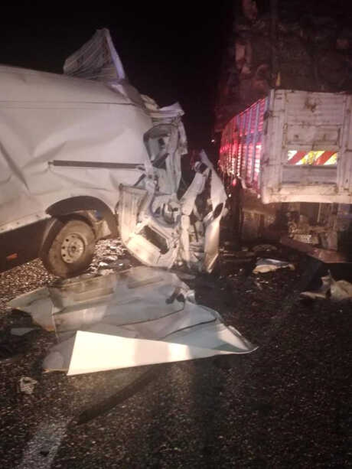 Minibüs, Kamyona Çarptı: 1 Ölü, 1 Yaralı