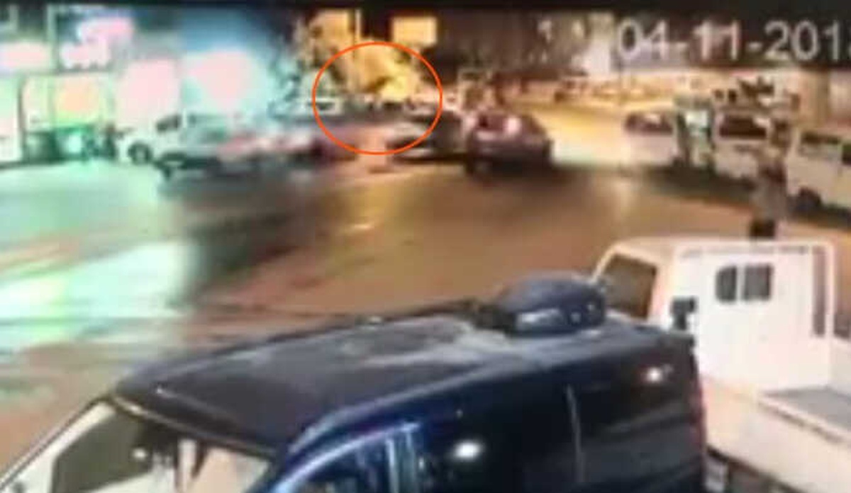 Otomobilin Çarptığı Yaya Metrelerce Havaya Uçtu