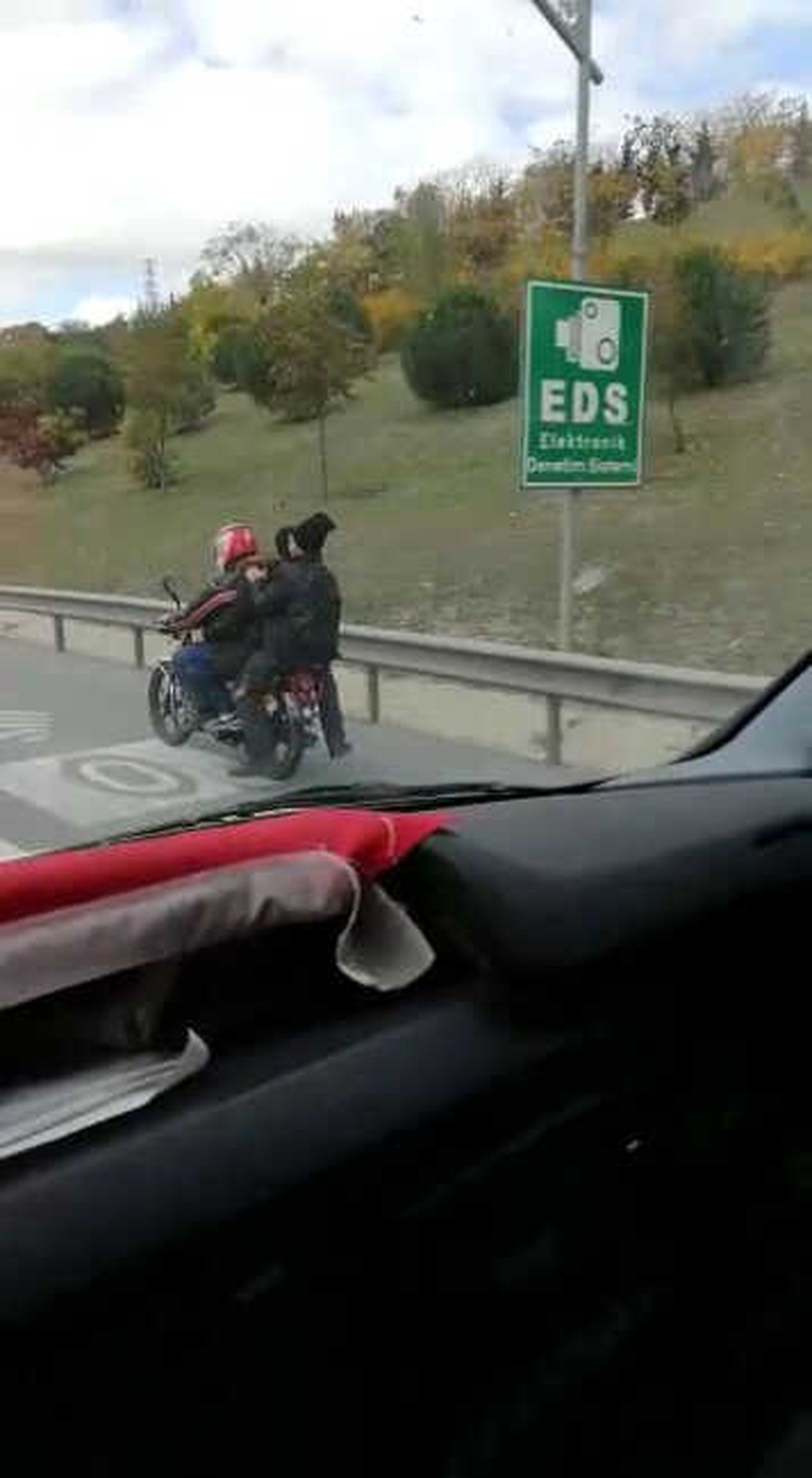 3 Kişi Motosiklete Bindiler, Kazaya Davetiye Çıkardılar
