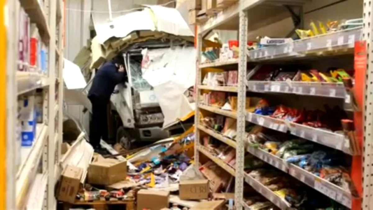 Rusya\'da Freni Patlayan Kamyonet Süpermarkete Girdi