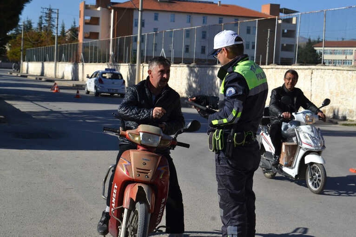 Şuhut\'ta Emniyet Kemeri ve Kask Uygulaması