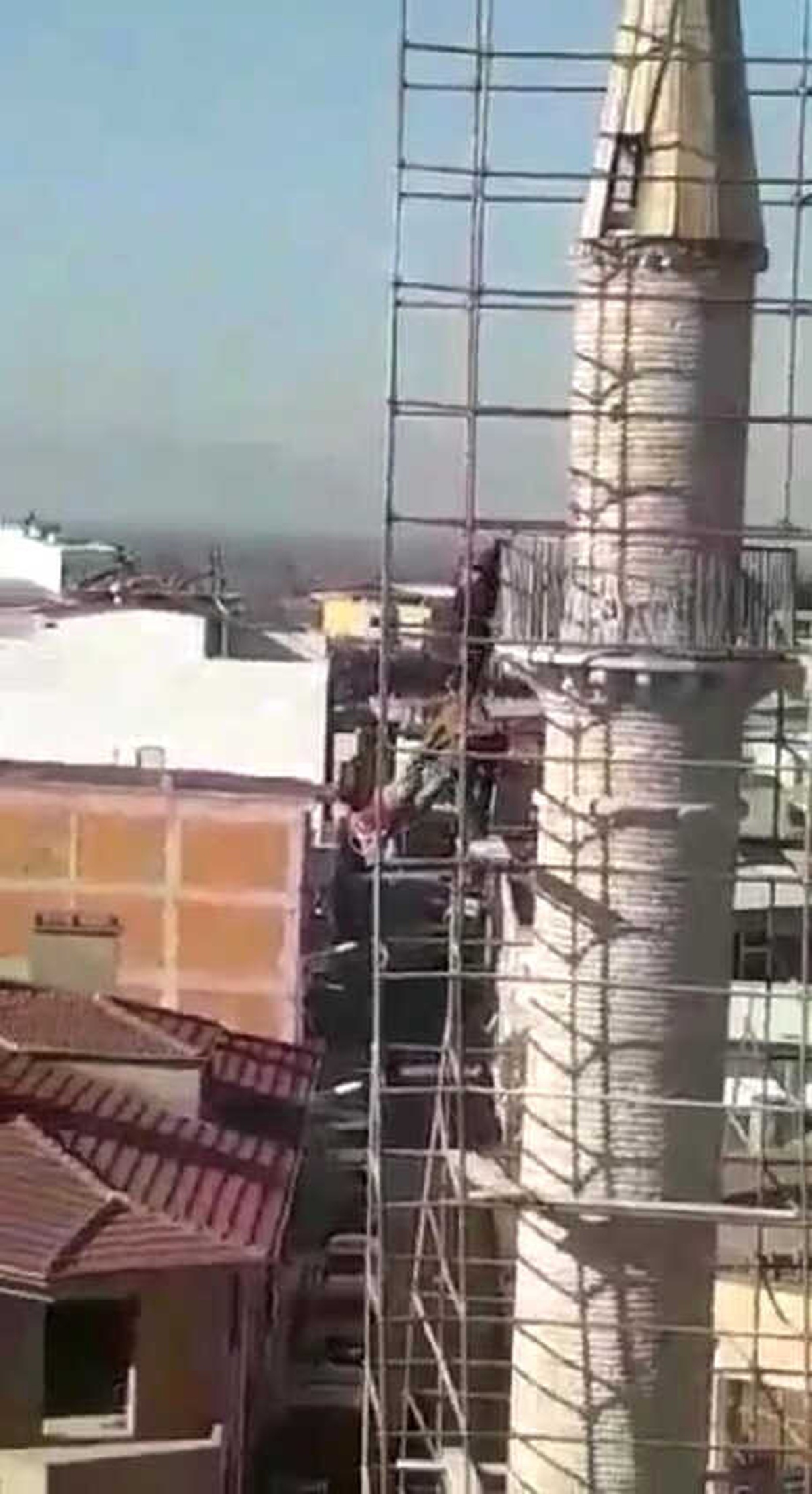 Tarihi Caminin Minaresine Çıktı, İndirmek İsteyen Polis Düşme Tehlikesi Geçirdi