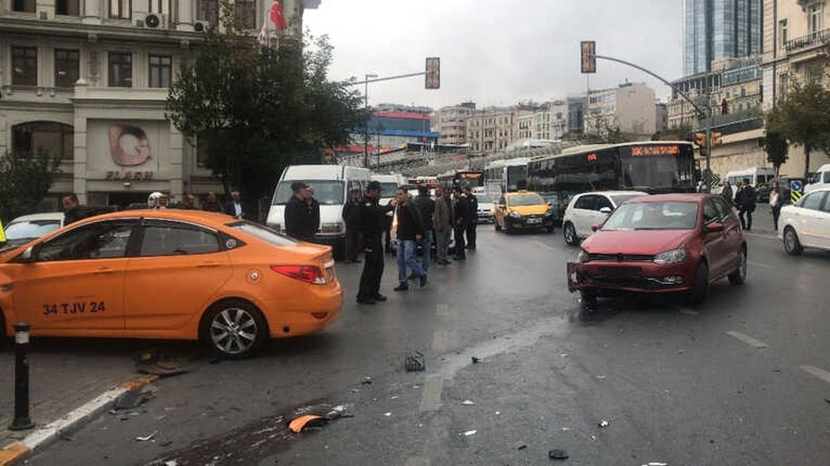 Tepebaşı\'nda Kırmızı Işıkta Geçtiği İddia Edilen Otomobile Taksi Çarptı