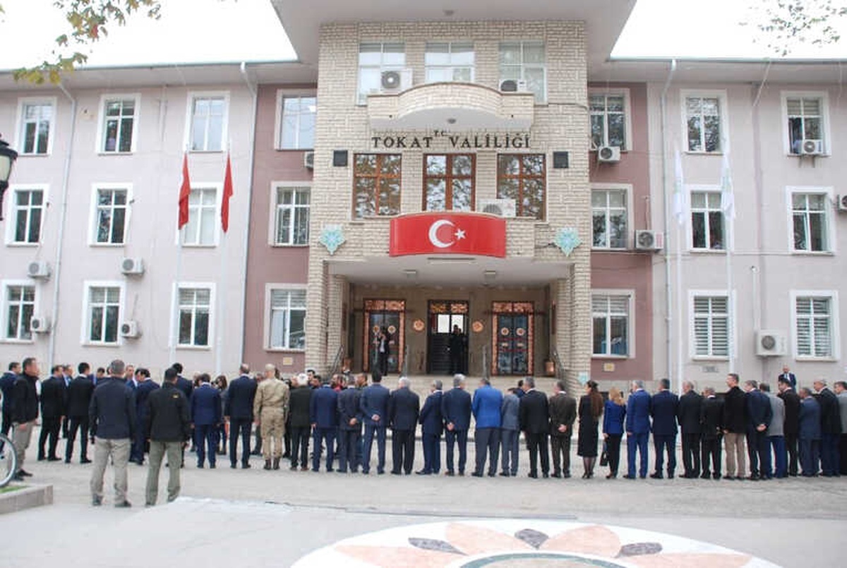 Tokat\'ta Vali Karşılama Kuyruğu
