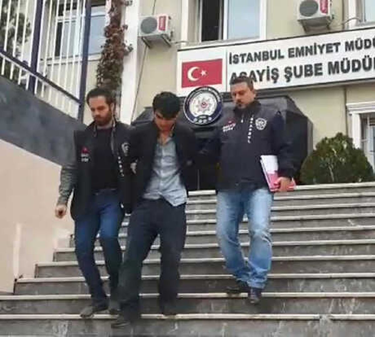 Yeniden) - Soyduktan Sonra Şakalaşarak Kaçmış