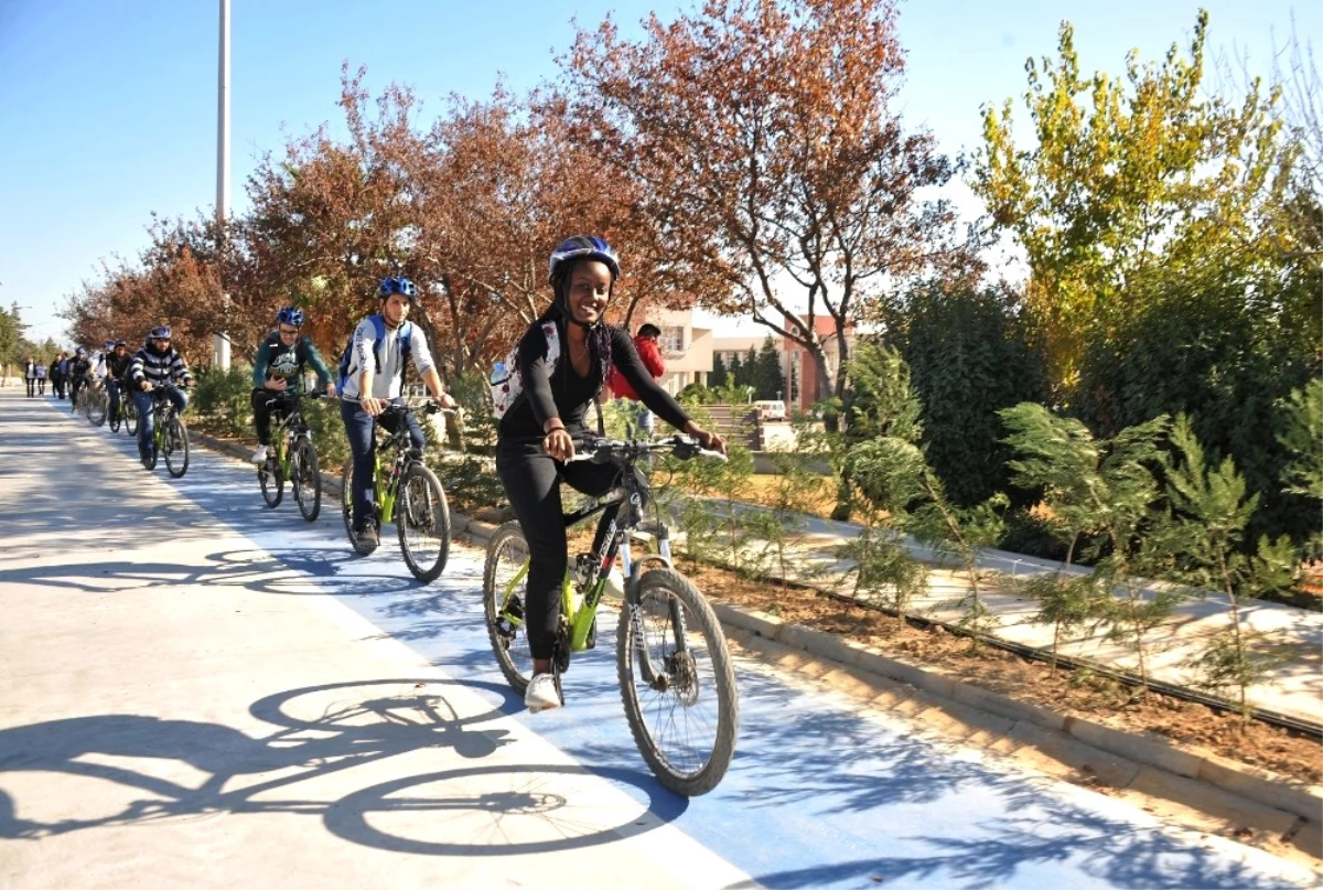 Adü\'de Bisiklet Yolları Öğrencilerle Renklendi