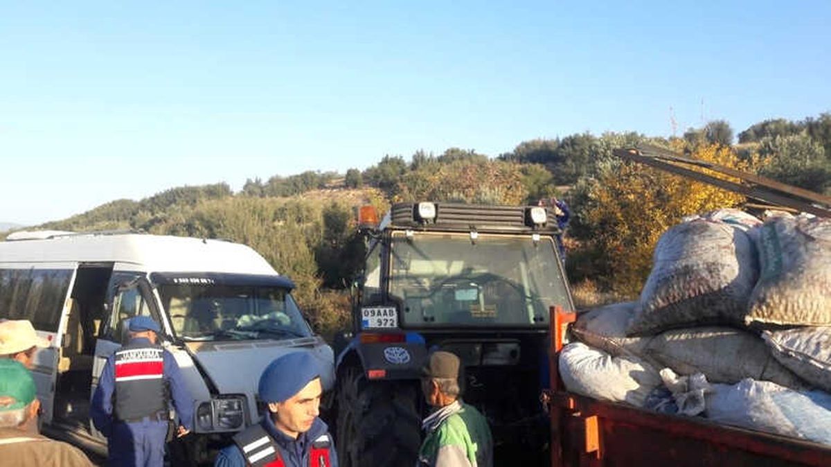 Aydın\'da Öğrenci Servisi ile Traktör Çarpıştı