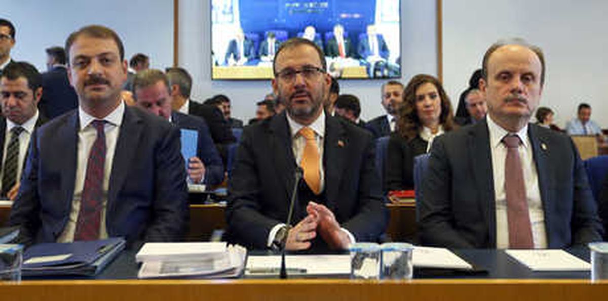 Bakan Kasapoğlu: "Derbide Yaşanan Olayları Kınıyorum"