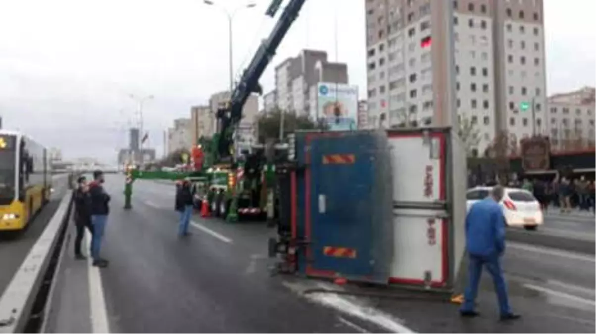 Beylikdüzü\'nde Devrilen Bir Kamyon Nedeniyle Yol Trafiğe Kapandı