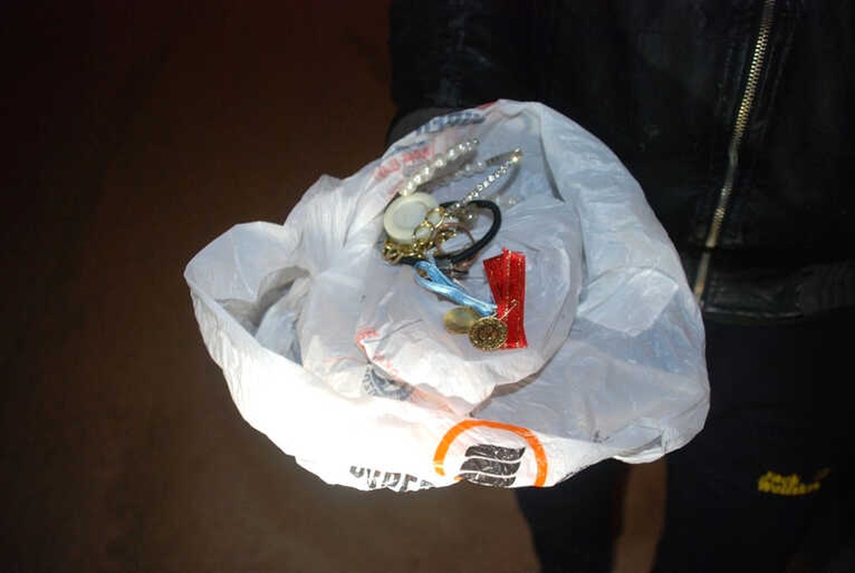 Çöpte Atık Kağıt Ararken Bulduğu Altınları Polise Teslim Etti