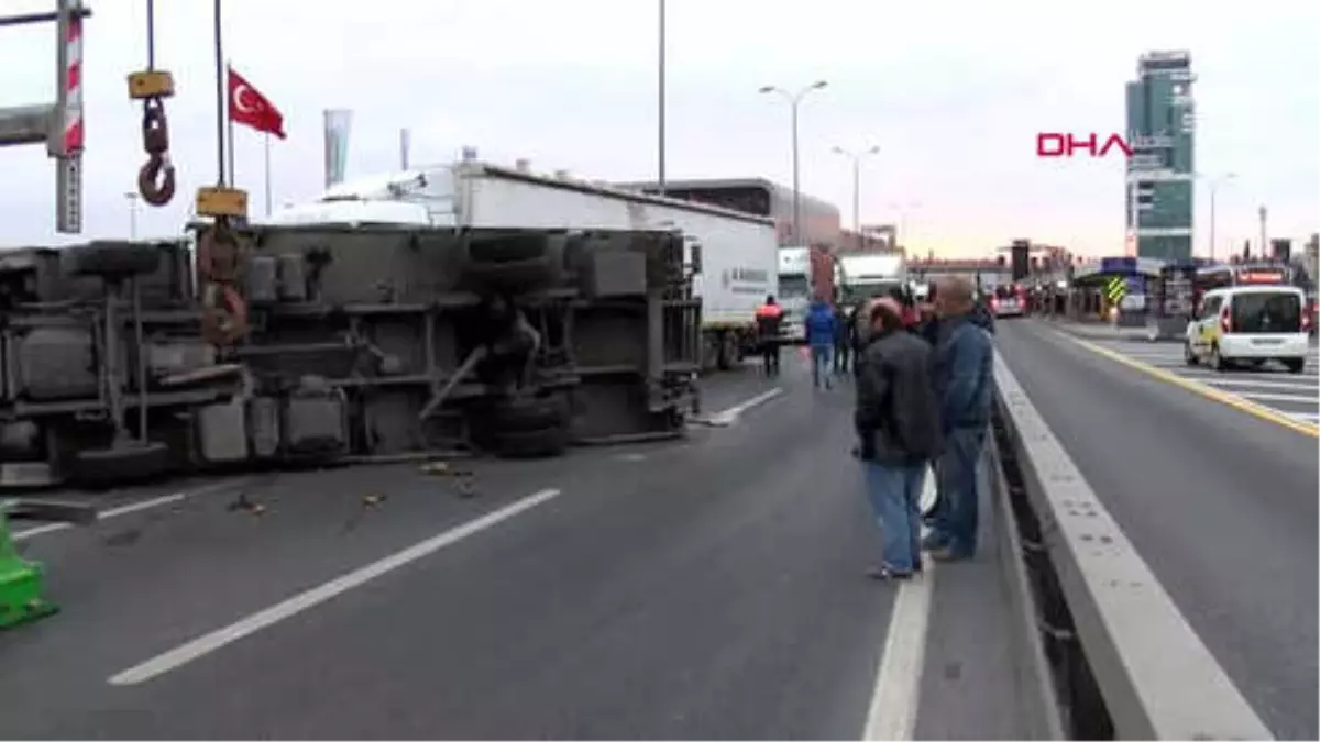 D-100\'de Kamyon Devrildi, Edirne İstikameti Trafiğe Kapandı- 2