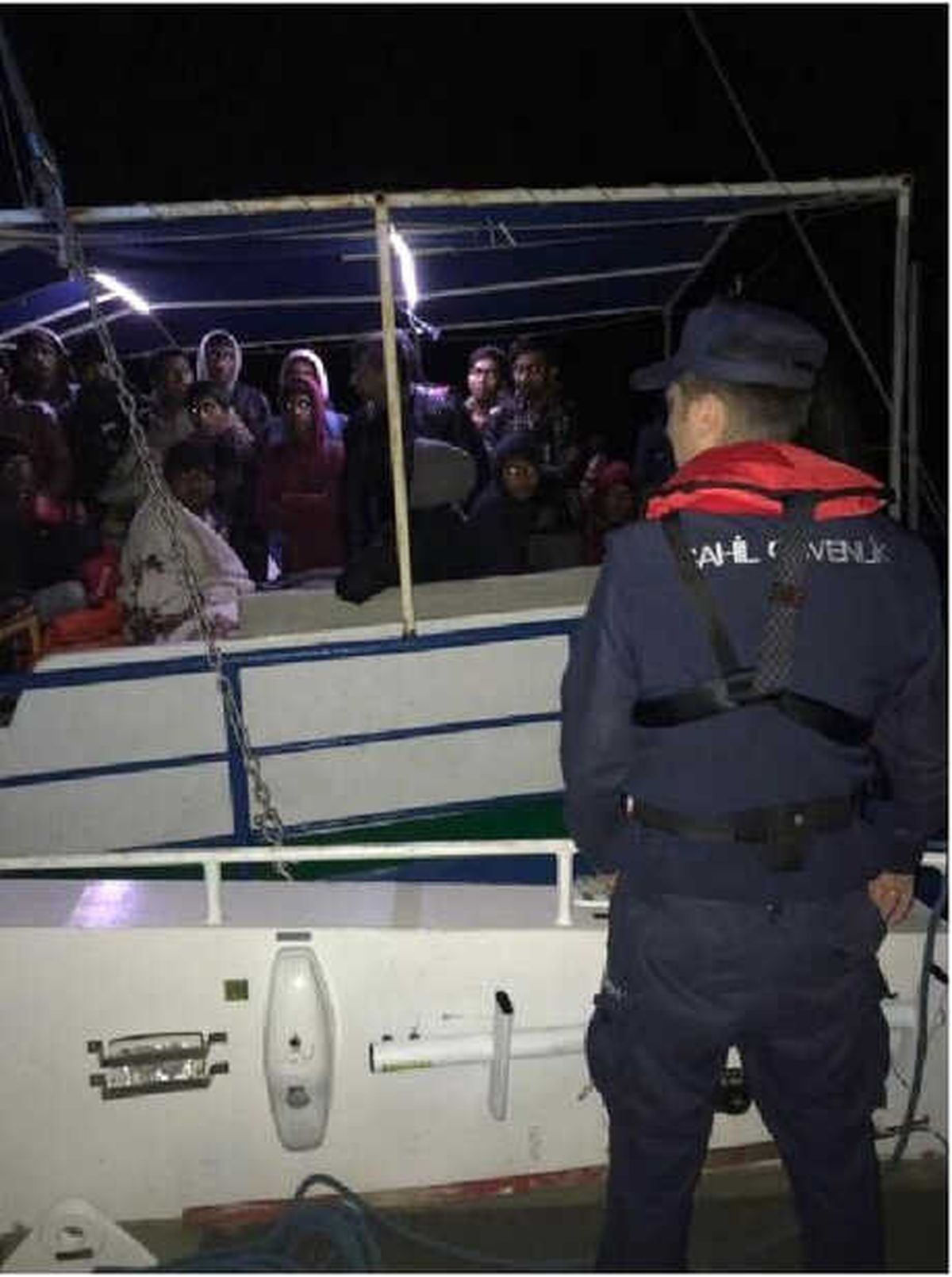 Denizde Sürüklenen Kaçak Göçmenler Kurtarıldı