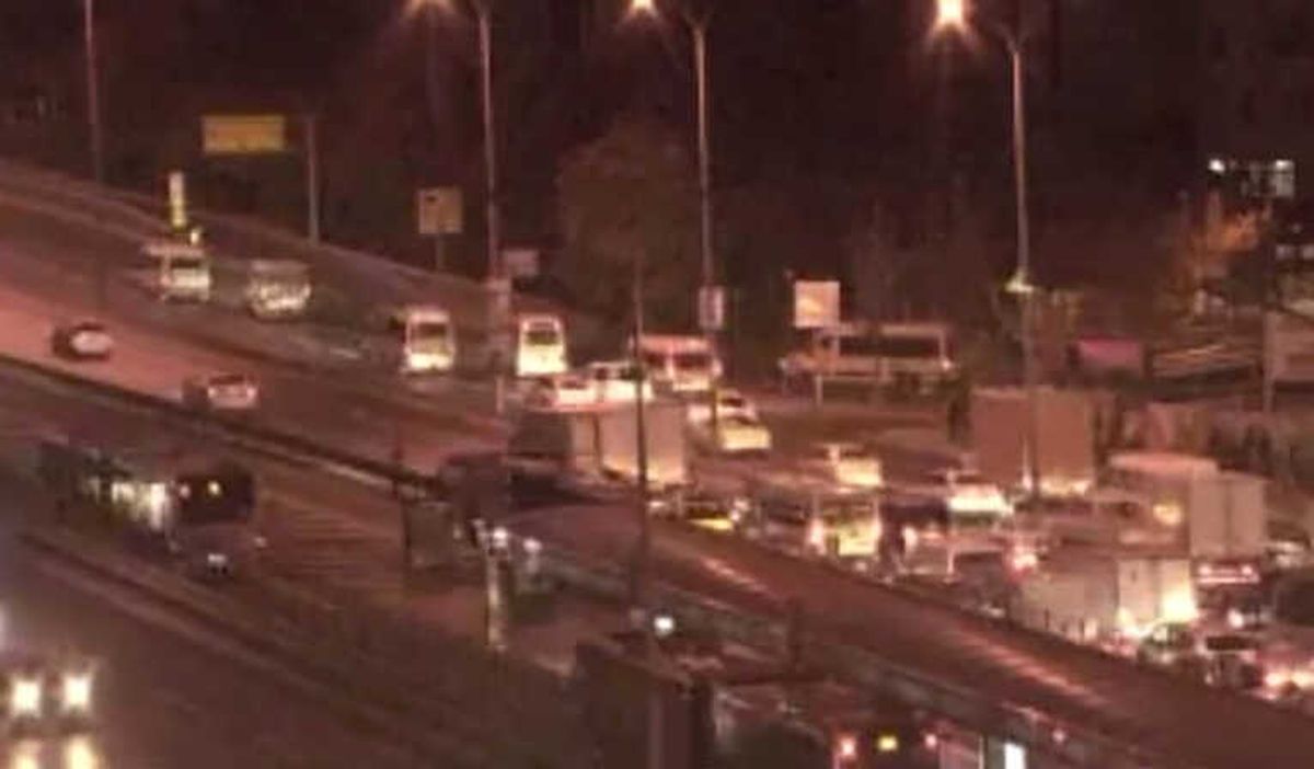 E-5\'te Kamyon Devrildi, Trafik Kilitlendi