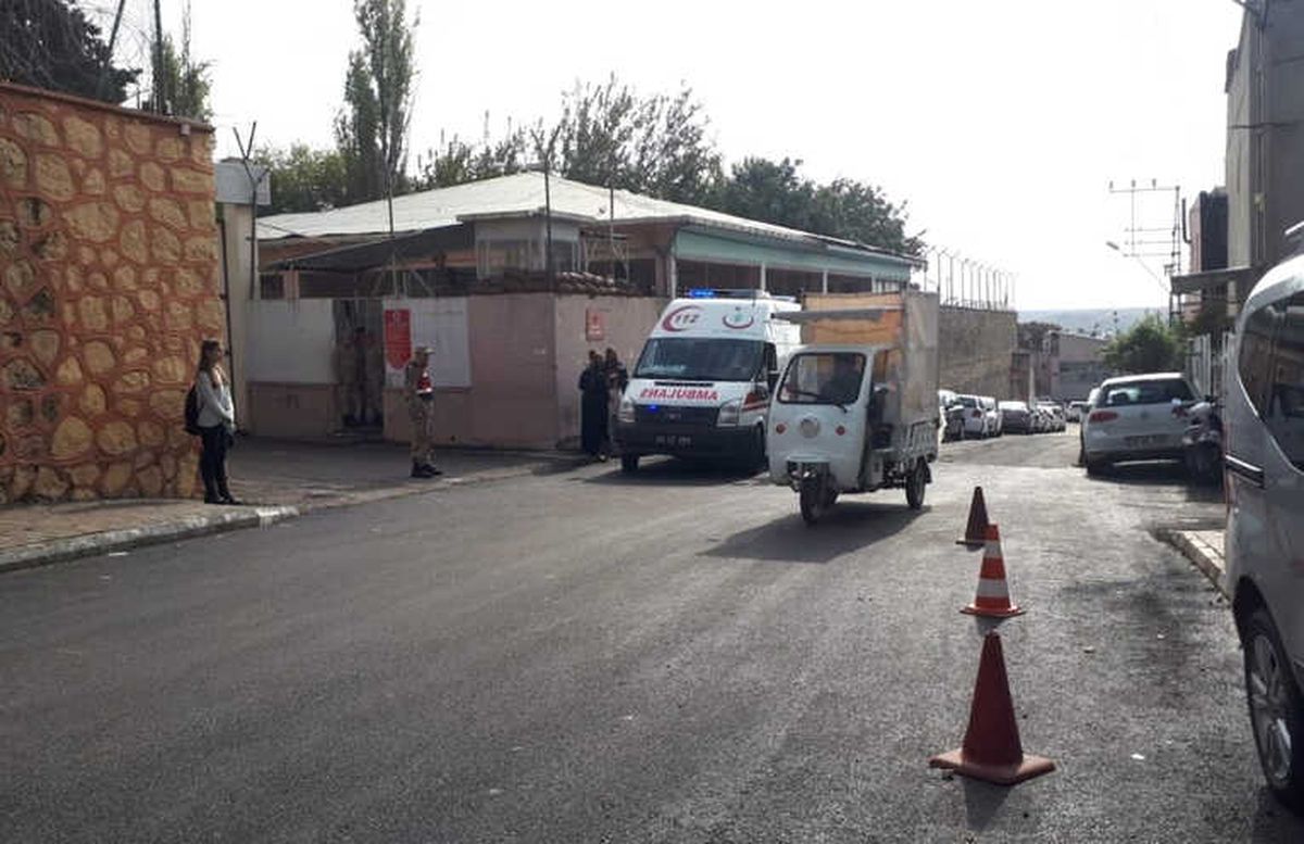 Eşini ve İki Kızını Darp Etti