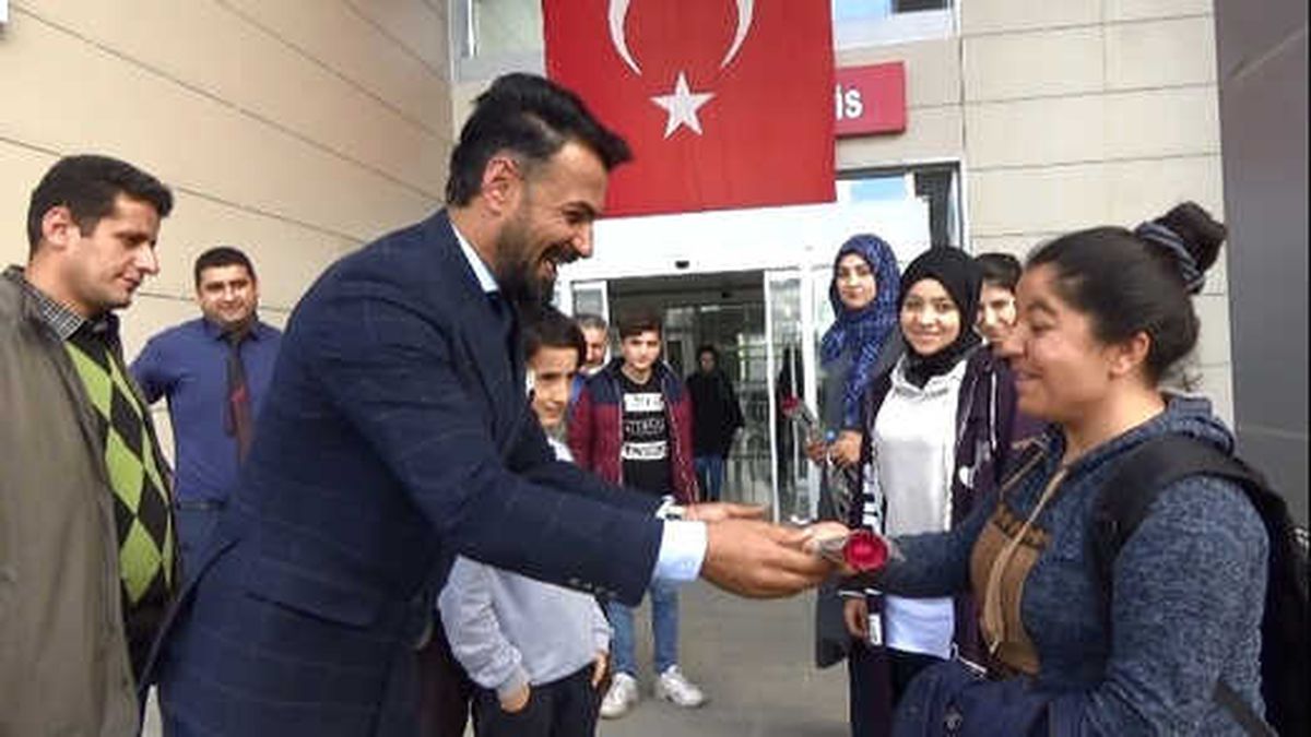 Fidan Diken Gazilere Gül Takdimi