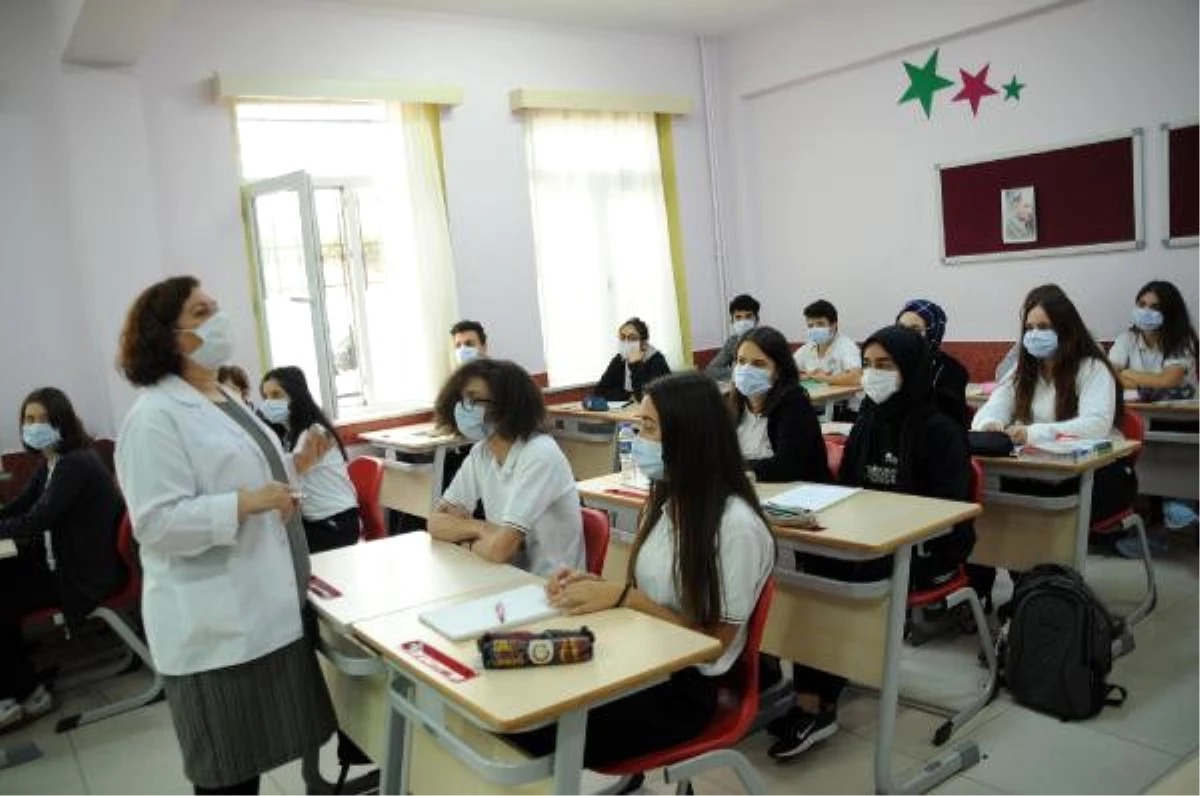 Geleceğin Sağlıkçıları, Lösemiye Dikkat Çekmek İçin Okulda Maske Taktı