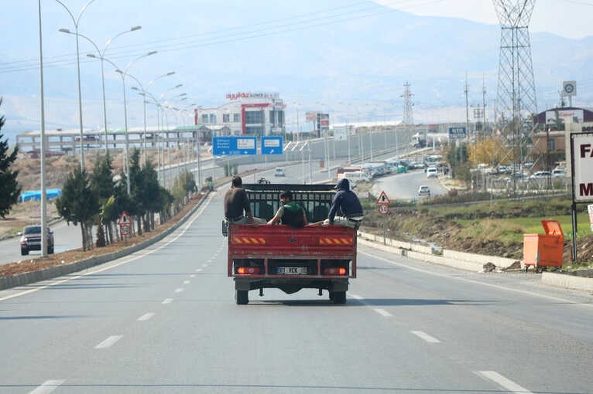 Kamyonet Kasasında Tehlikeli Yolculuk