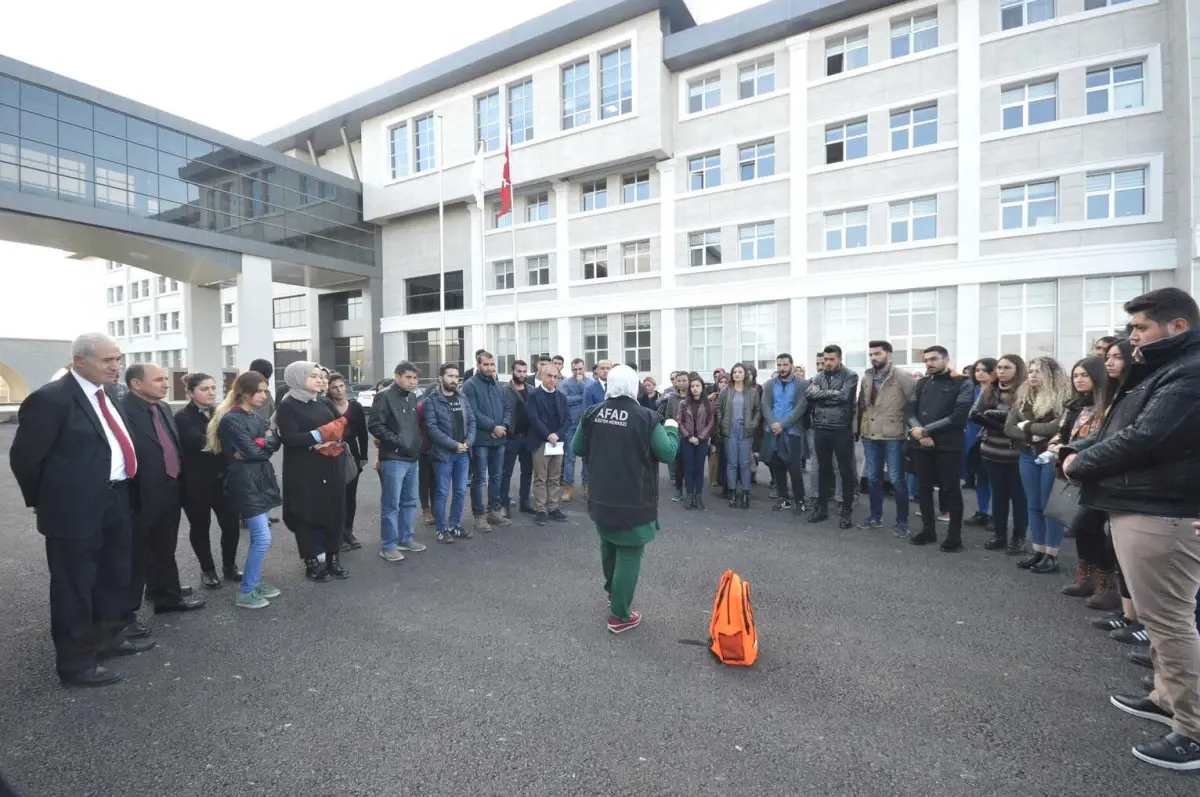 Malatya Turgut Özal Üniversitesi\'nde Öğrencilere Deprem Eğitimi Verildi