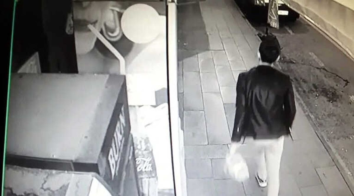 Market Önünde Bırakılan Simitleri Çaldı