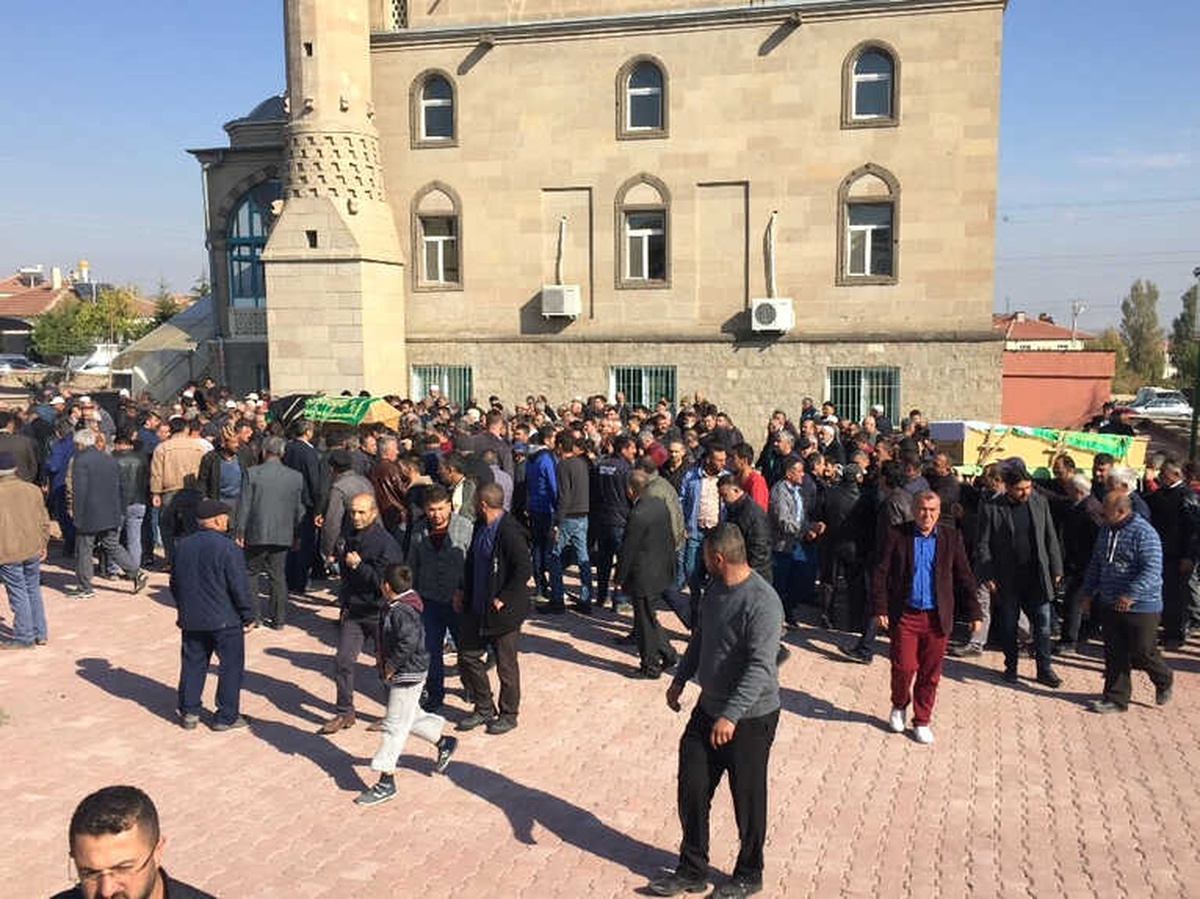 Lokomotif, İki Kişinin İçinde Bulunduğu Minibüsü 500 Metre Sürüklemiş