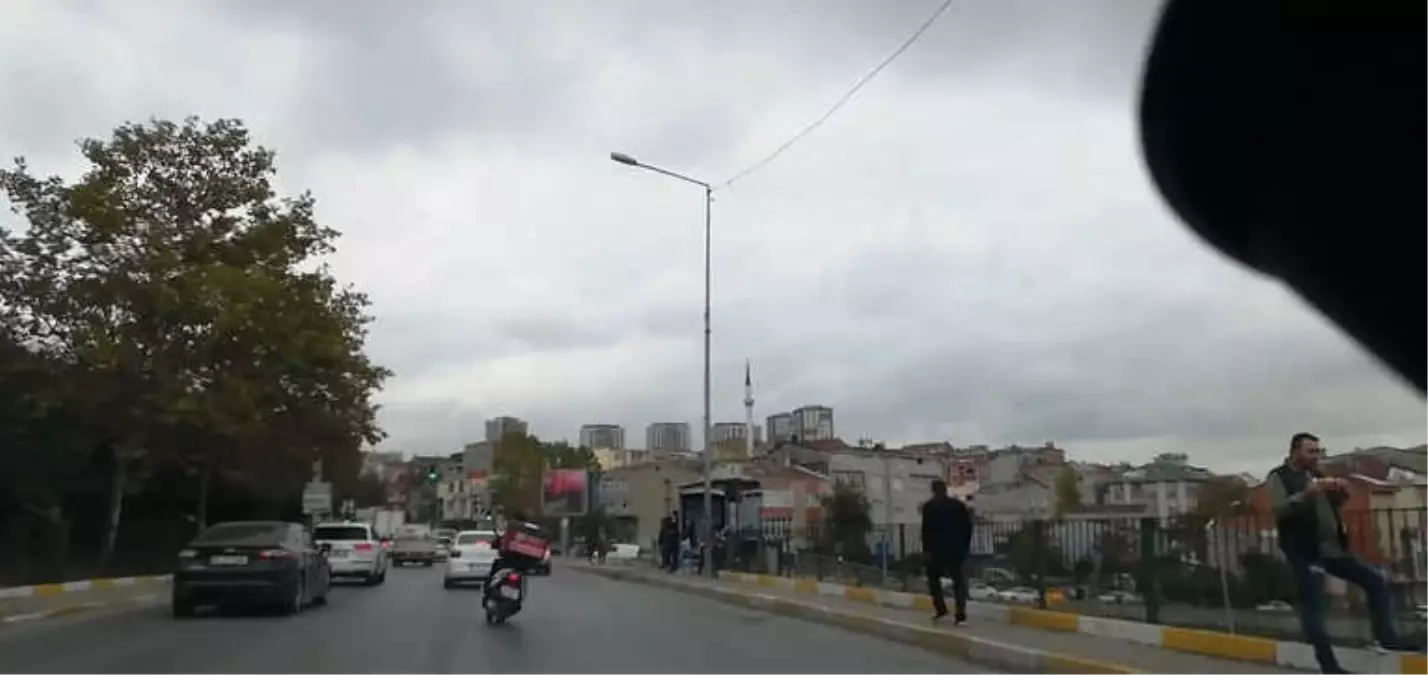 Motosikletli Otomobilin Altında Kalmaktan Kıl Payı Kurtuldu