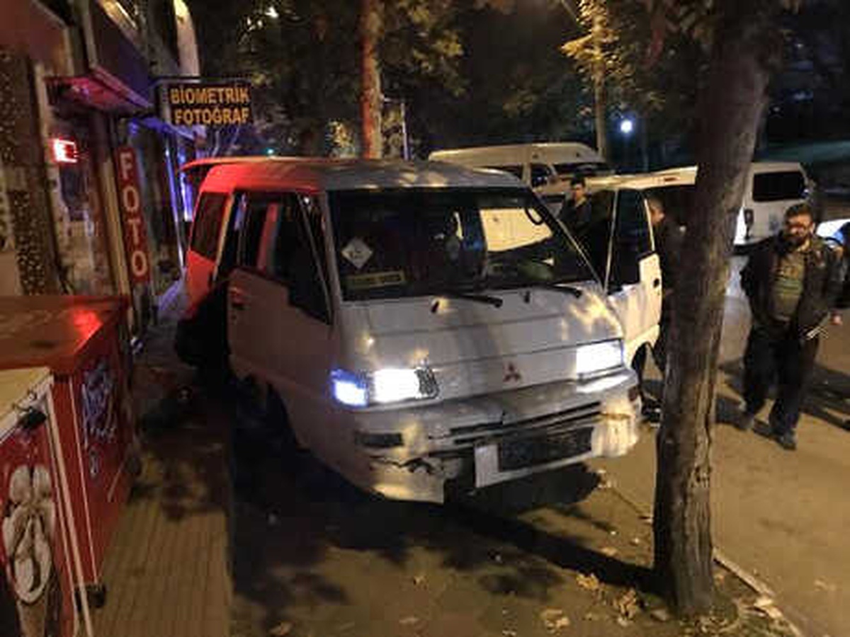 Polise Silah Gösterip Kaçan Minibüs Sürücüsü, Kovalamacayla Yakalandı