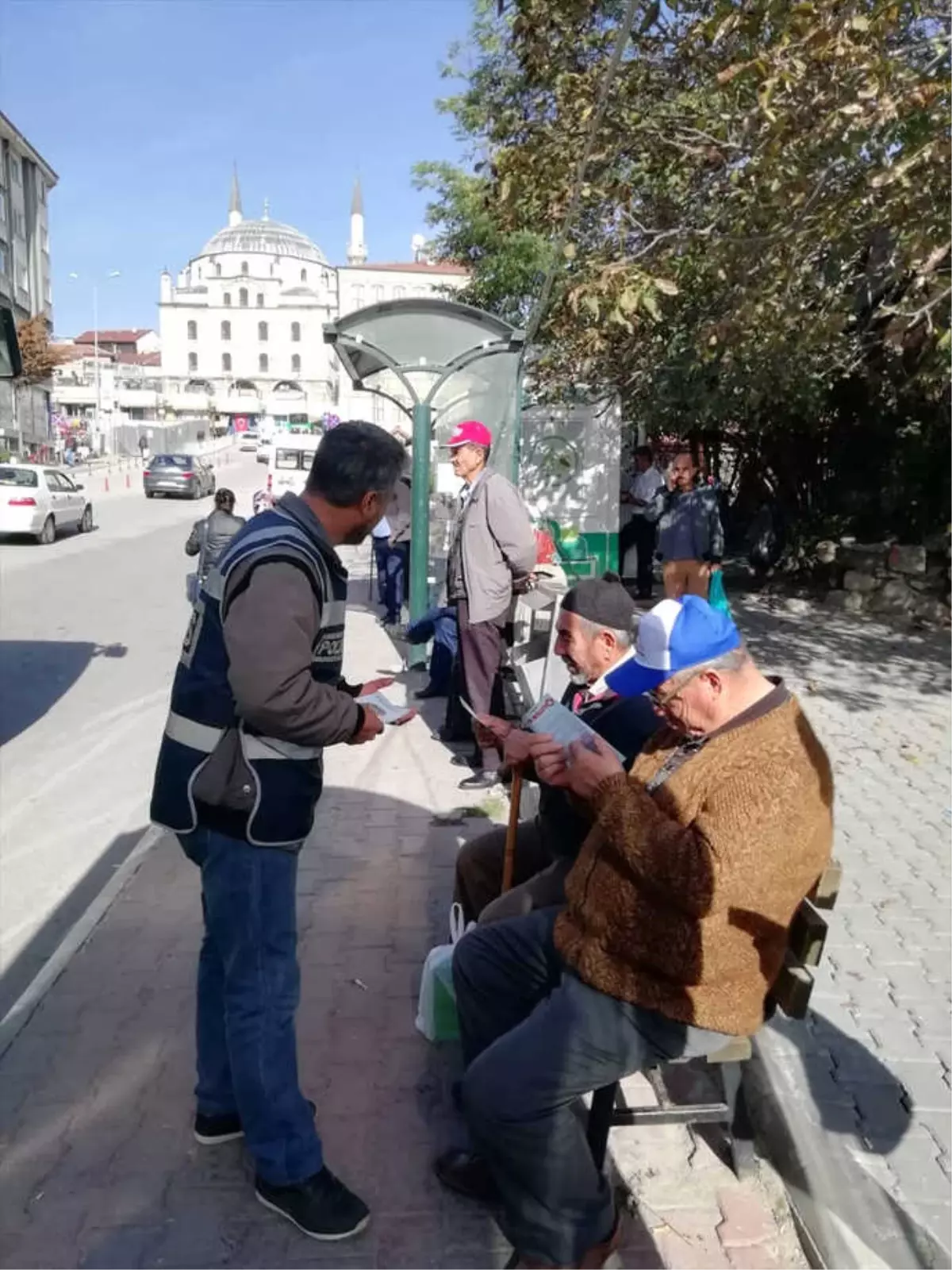 Polisler Vatandaşlara Broşür Dağıttı