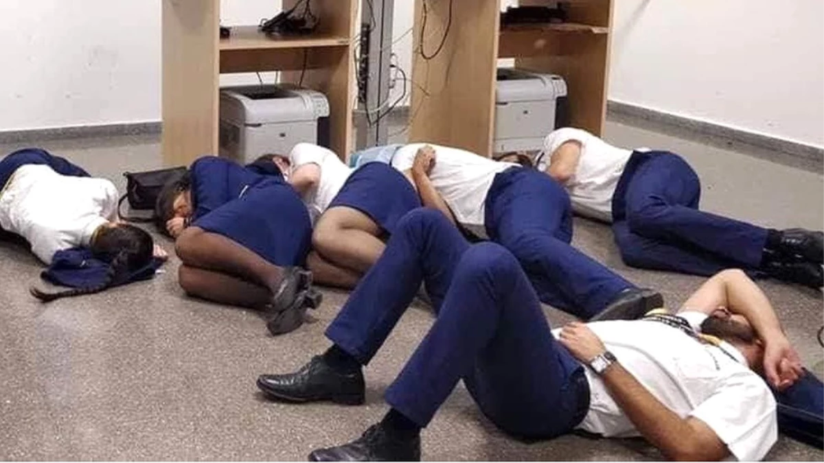 Ryanair \'Havaalanında Yerde Uyuyan\' Personelini İşten Çıkardı