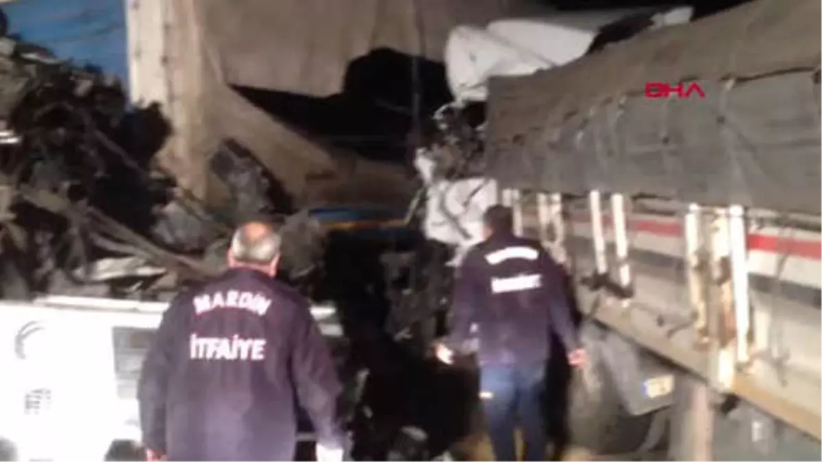 Şırnak Cizre\'de 2 Tır Kafa Kafaya Çarpıştı 2 Şoför Ağır Yaralandı