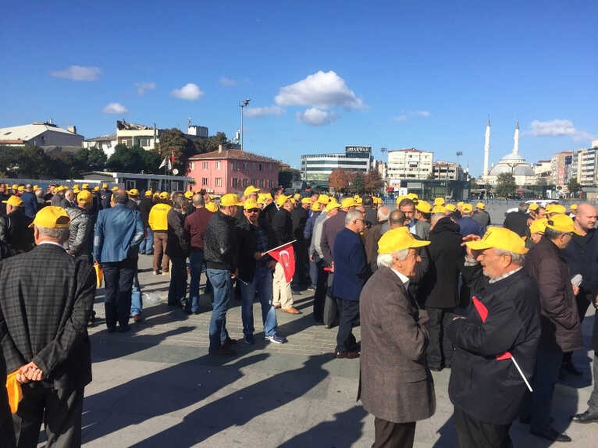 Taksici Esnafı \'Uber\' Davası Öncesi Adliye Önünde Toplandı