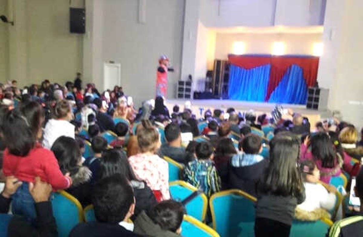 Tatvan\'da Çocuklar İçin Oyun Gösterisi