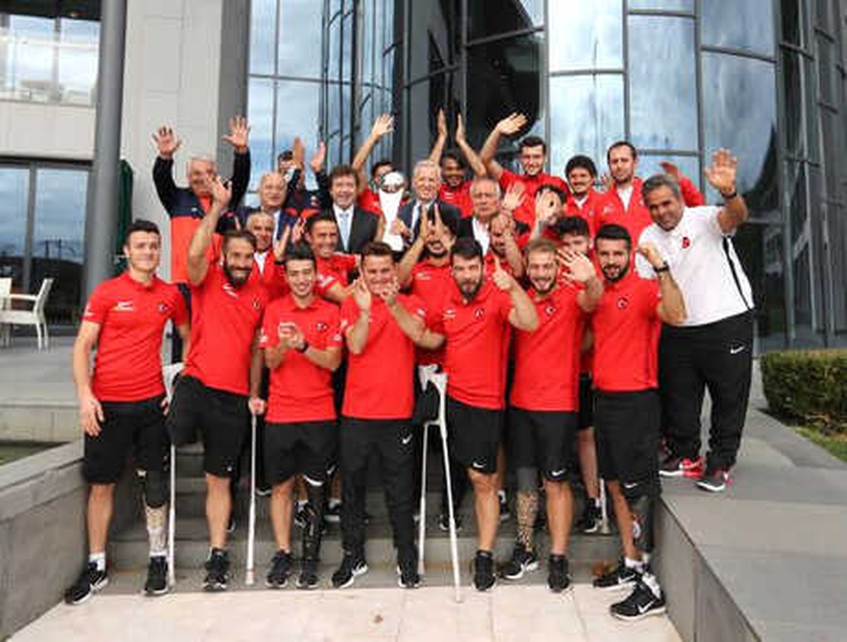 Tff Heyeti, Ampute Milli Takımı\'nı Alkışlarla Karşıladı