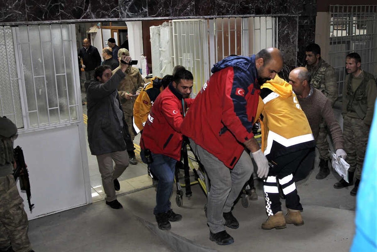Van\'da Düzensiz Göçmenleri Taşıyan Minibüsün Şarampole Yuvarlanması