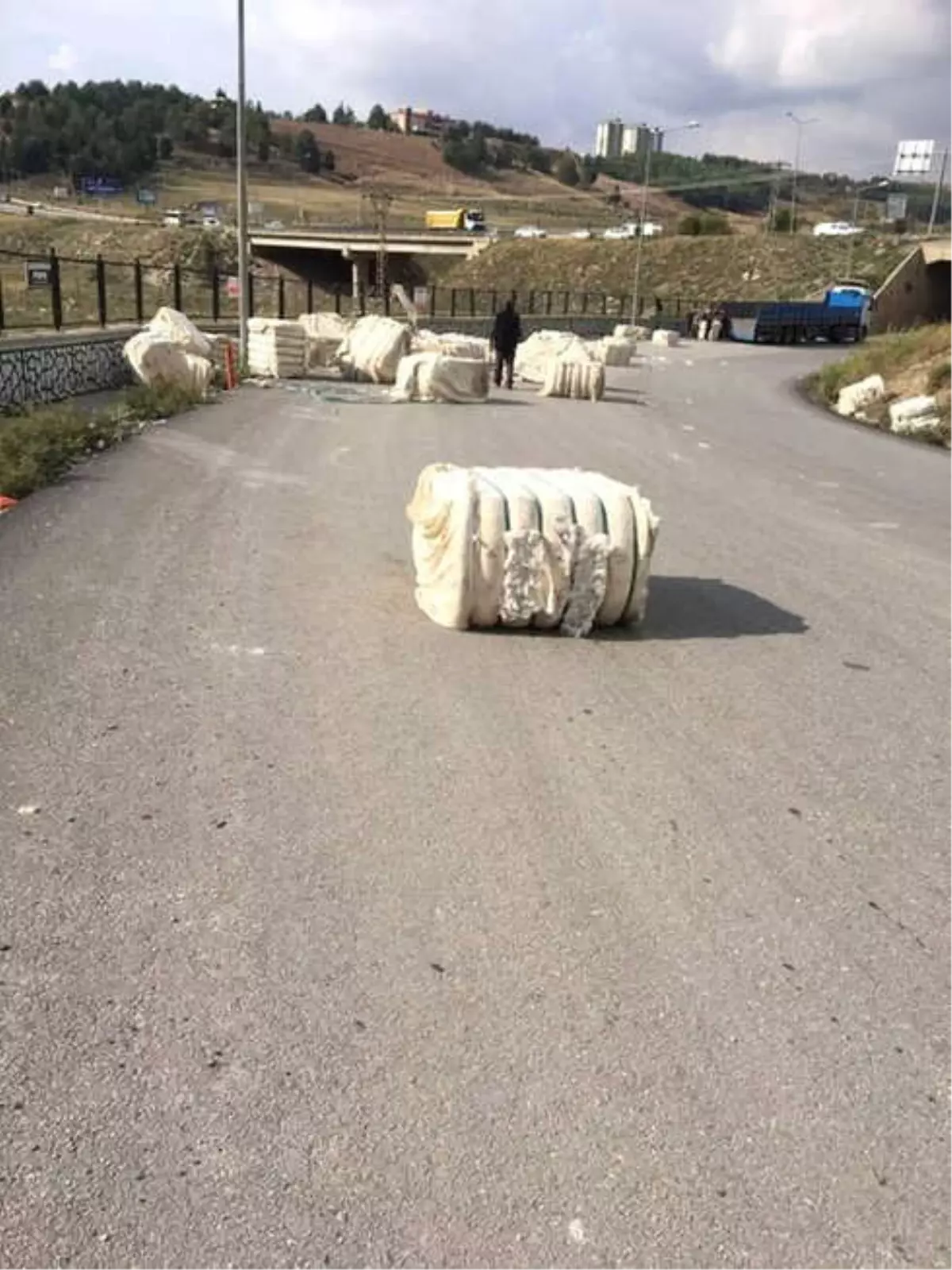 Yola Savrulan Pamuk Balyaları Yolu Trafiğe Kapattı