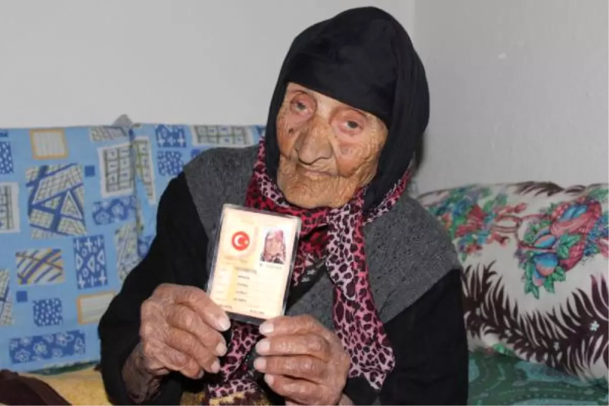 118 Yaşındaki Fatma Nine, Ziyaretine Gelen Müdürü Şaşırttı