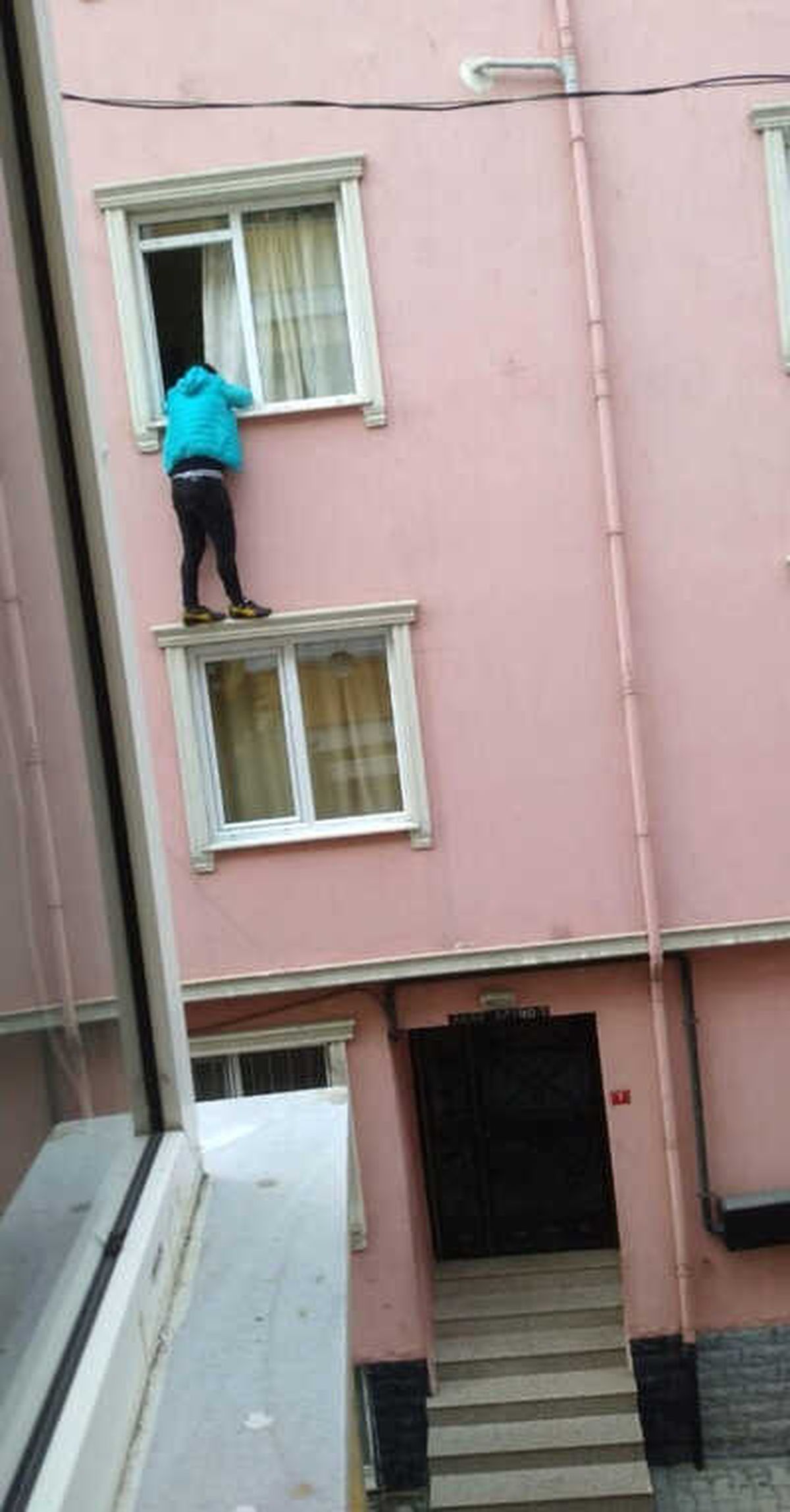 Ablasının Evde Kilitlediği Çocuk Pencerede Asılı Kaldı