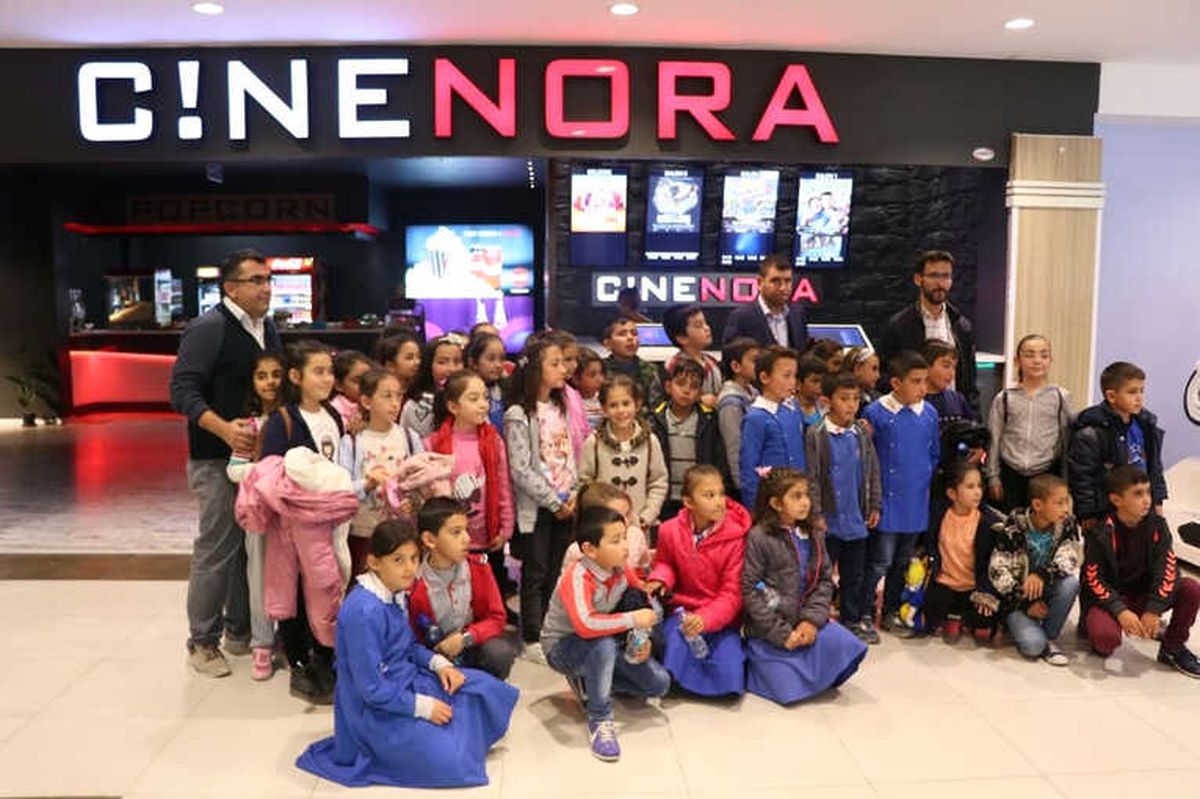 Aksaray\'da Hiç Sinemaya Gitmemiş Çocuklar Sinemayla Tanıştı