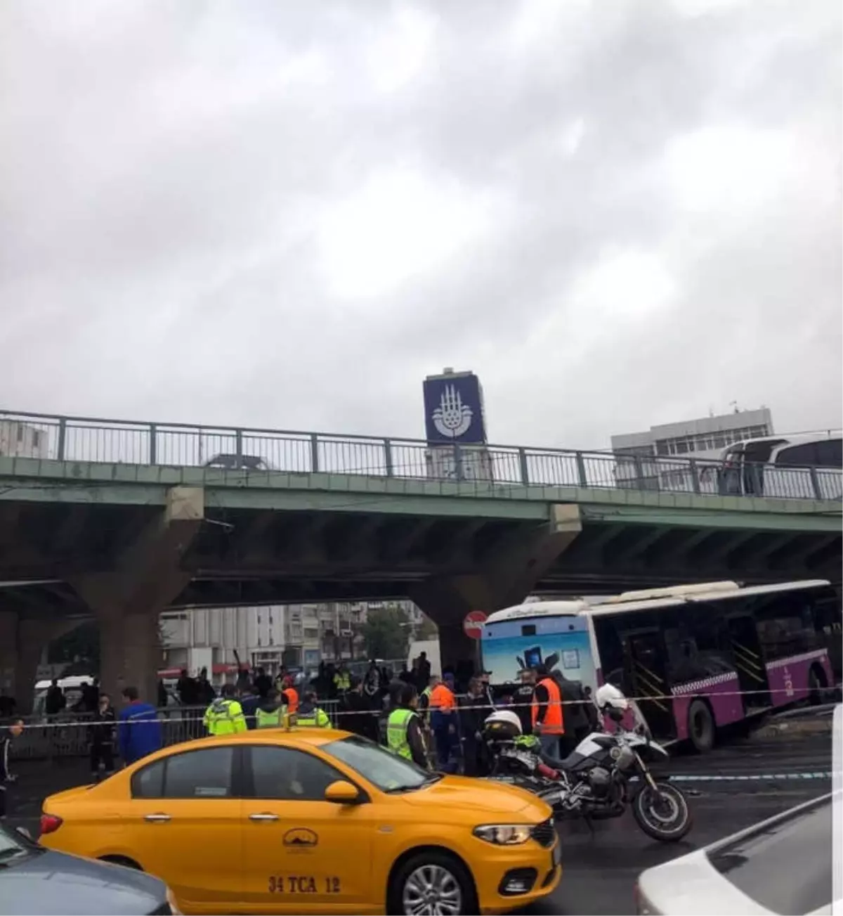 Aksaray\'da Yoldan Çıkan Otobüs, Elektrik Direğine Çarptı