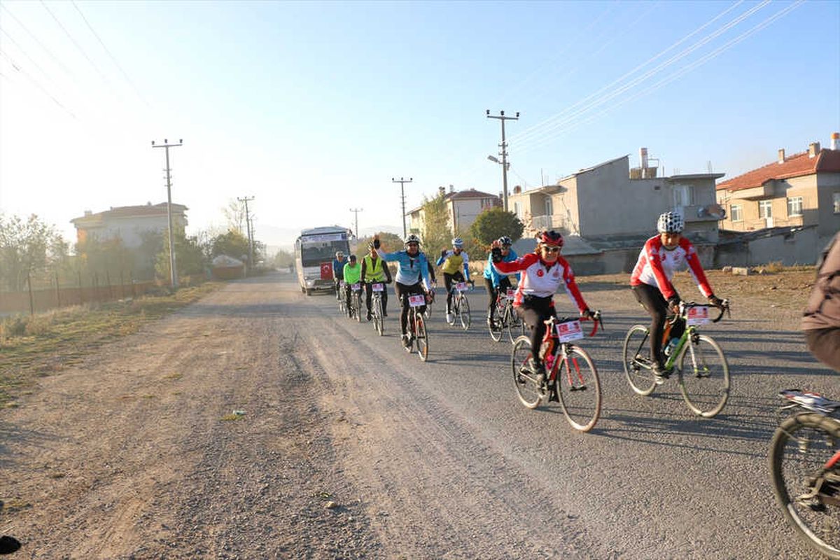 Ata\'ya Saygı İçin Pedal Çeviriyorlar