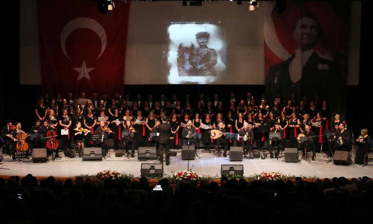 Bayraklı, Atatürk\'ü Andı
