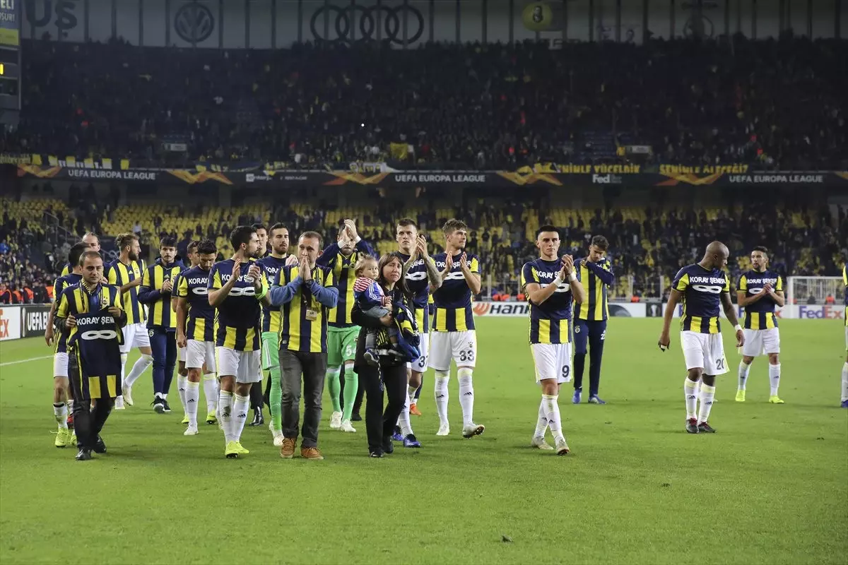 Fenerbahçeli Futbolcular, Anderlecht Maçı Sonunda Koray Şener Yazılı Formaları Giyerek Tribünleri Selamladı