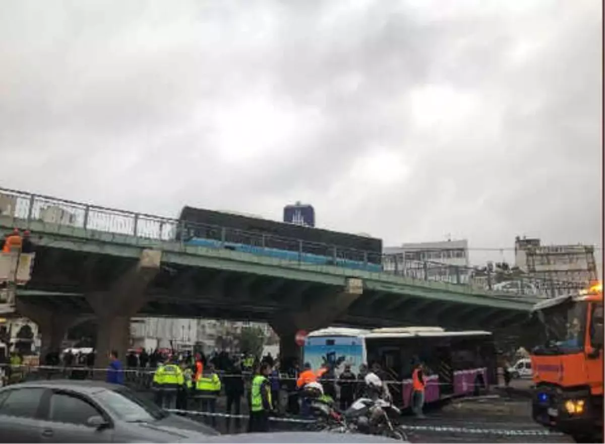 Otobüs Kaza Yaptı; Tramvay Seferleri Aksıyor