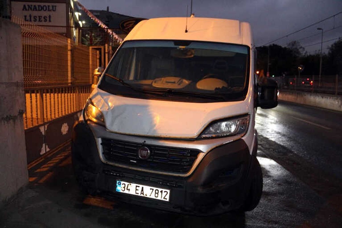 Gaziosmanpaşa\'da Servis Minibüsü Yayaya Çarptı; 1 Ölü