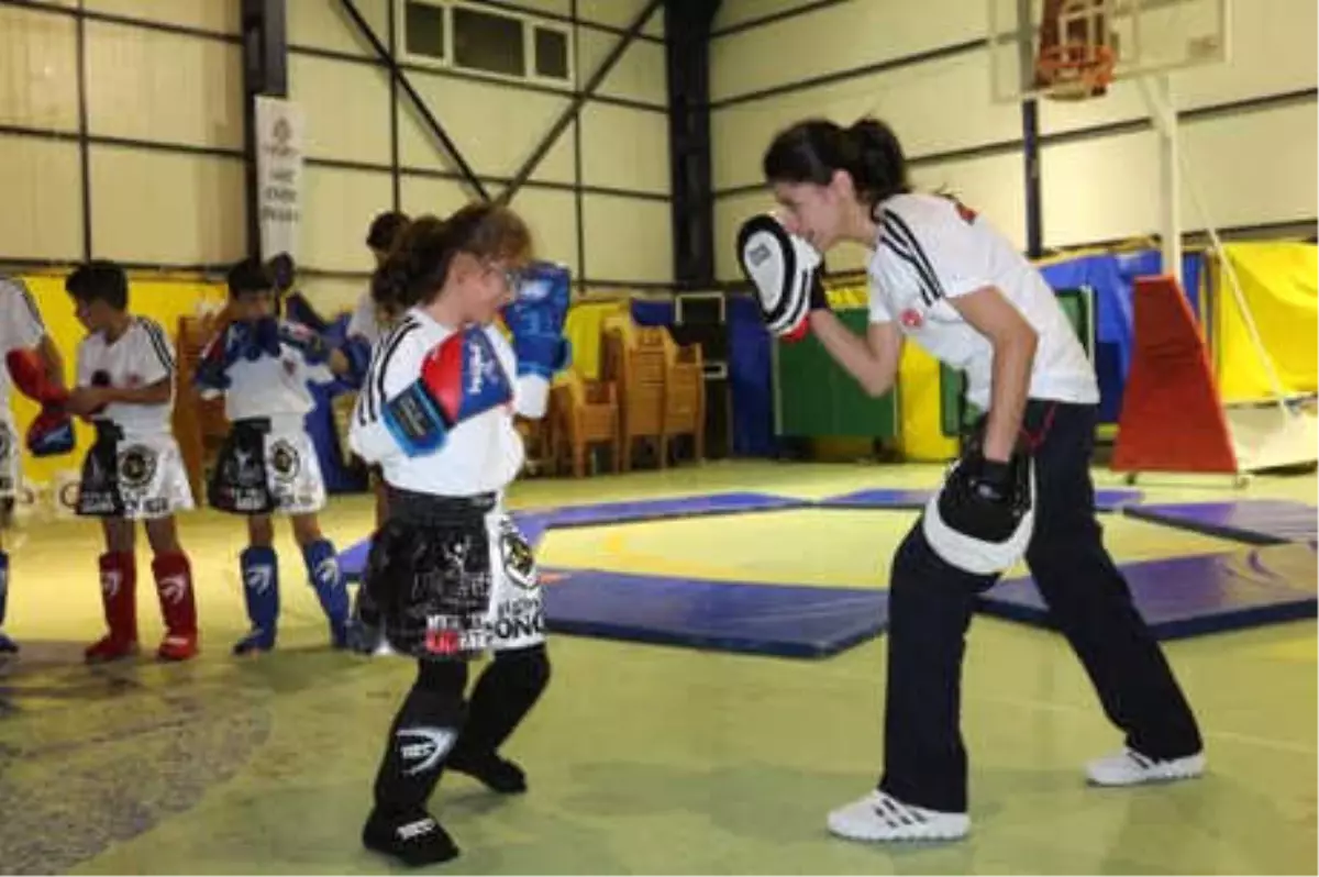 Komiser Yardımcısı Dicle, Çukurcalı Çocuklara Kick Boks Öğretiyor